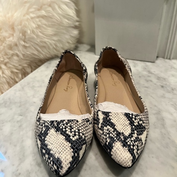 AMERICAN Rag Jilly Pointed Toe Embossed White Black Snake Skin Ballet Fl… - Picture 11 of 14